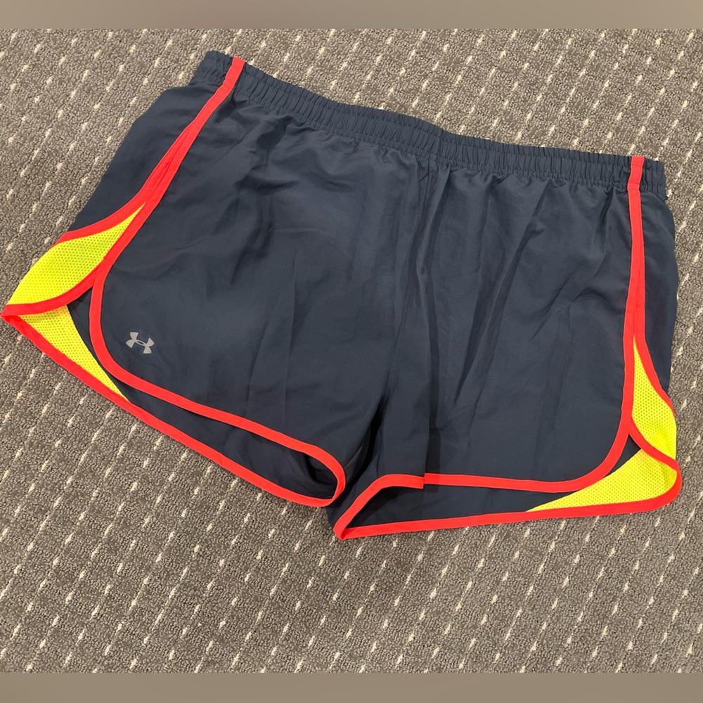 Women’s Under Armour fitted neon heat gear lined shorts